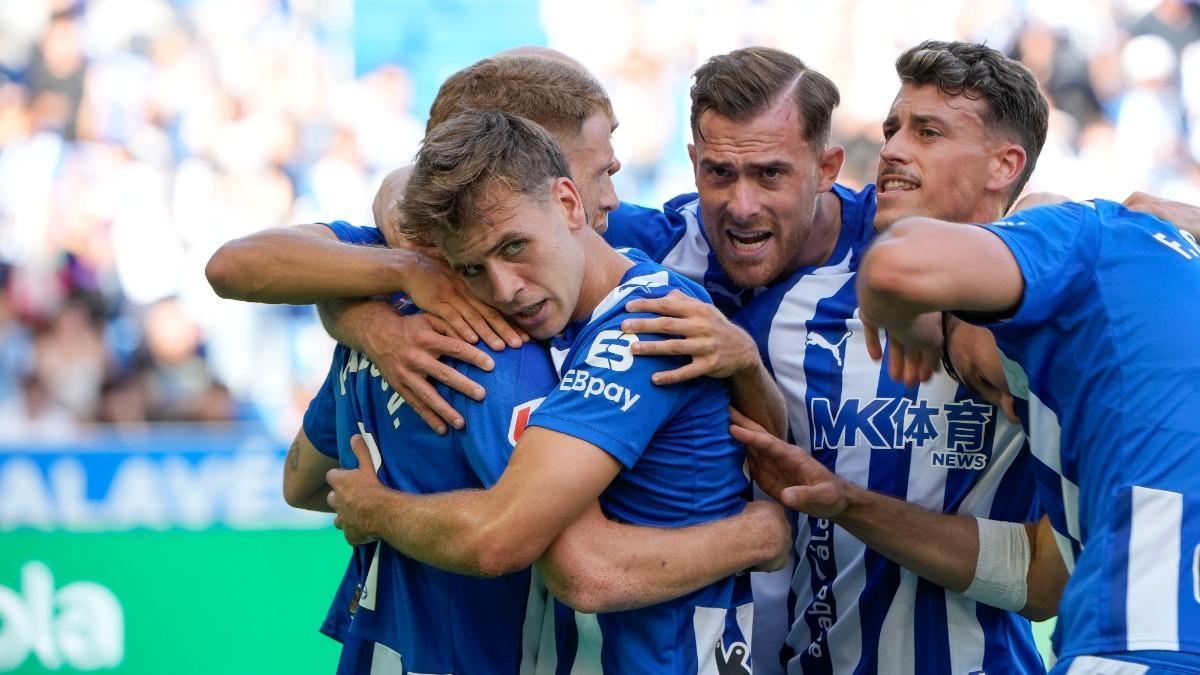 El delantero del Alavés, Carlos Vicente, celebra el primer gol de su equipo durante el partido de LaLiga