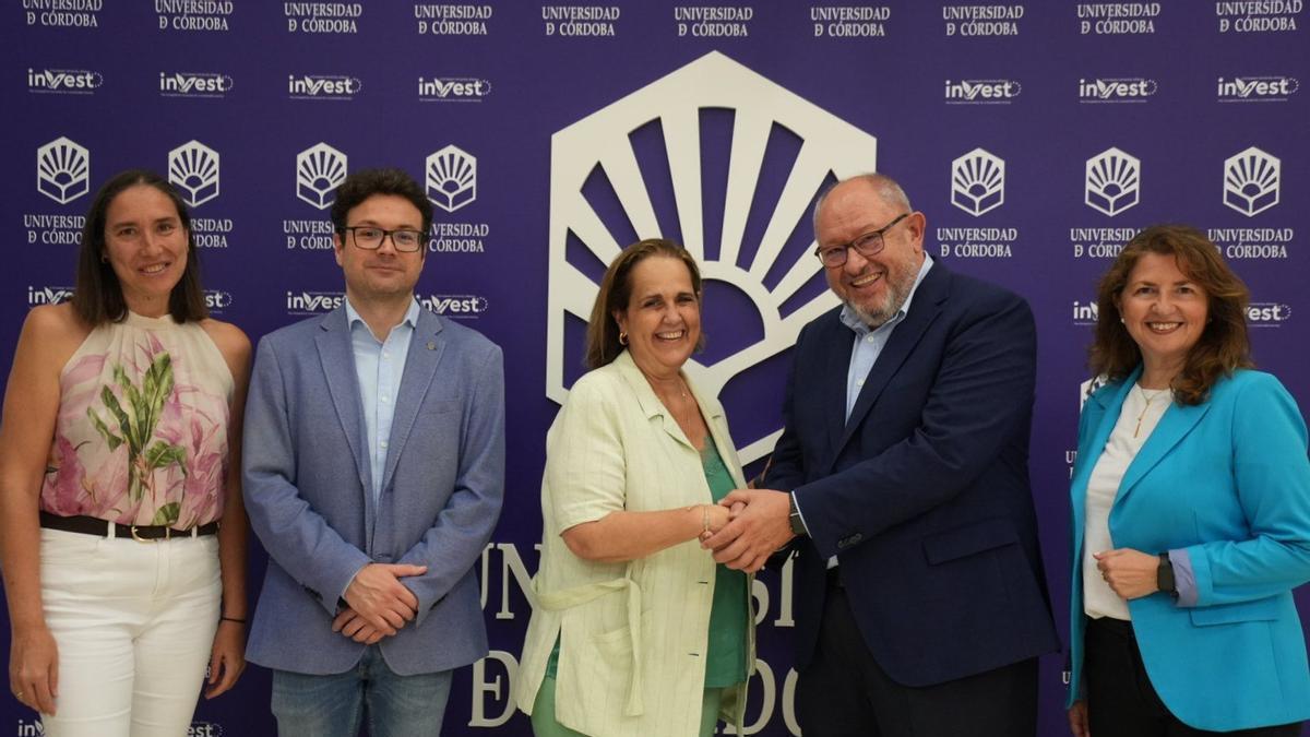 Firma del convenio entre la UCO y el Imdeec.