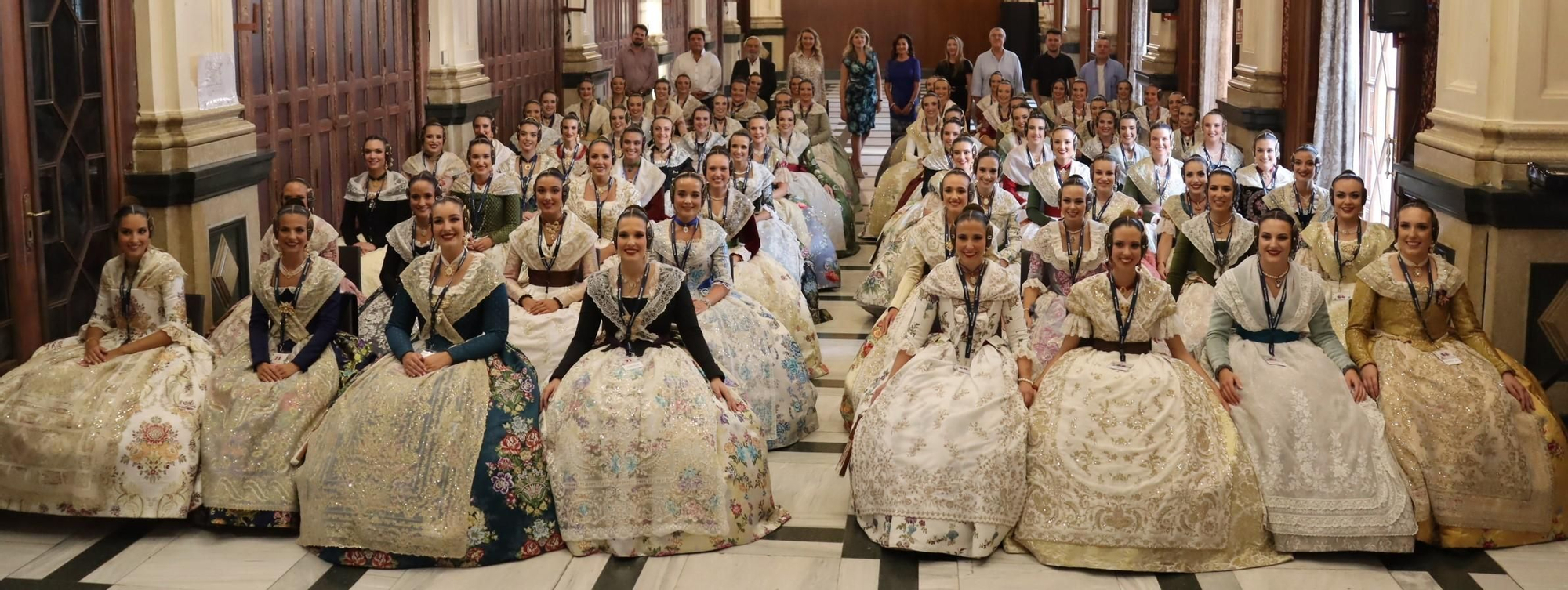 Concentración fallera en la Plaza del Ayuntamiento con las candidatas a FMV2025