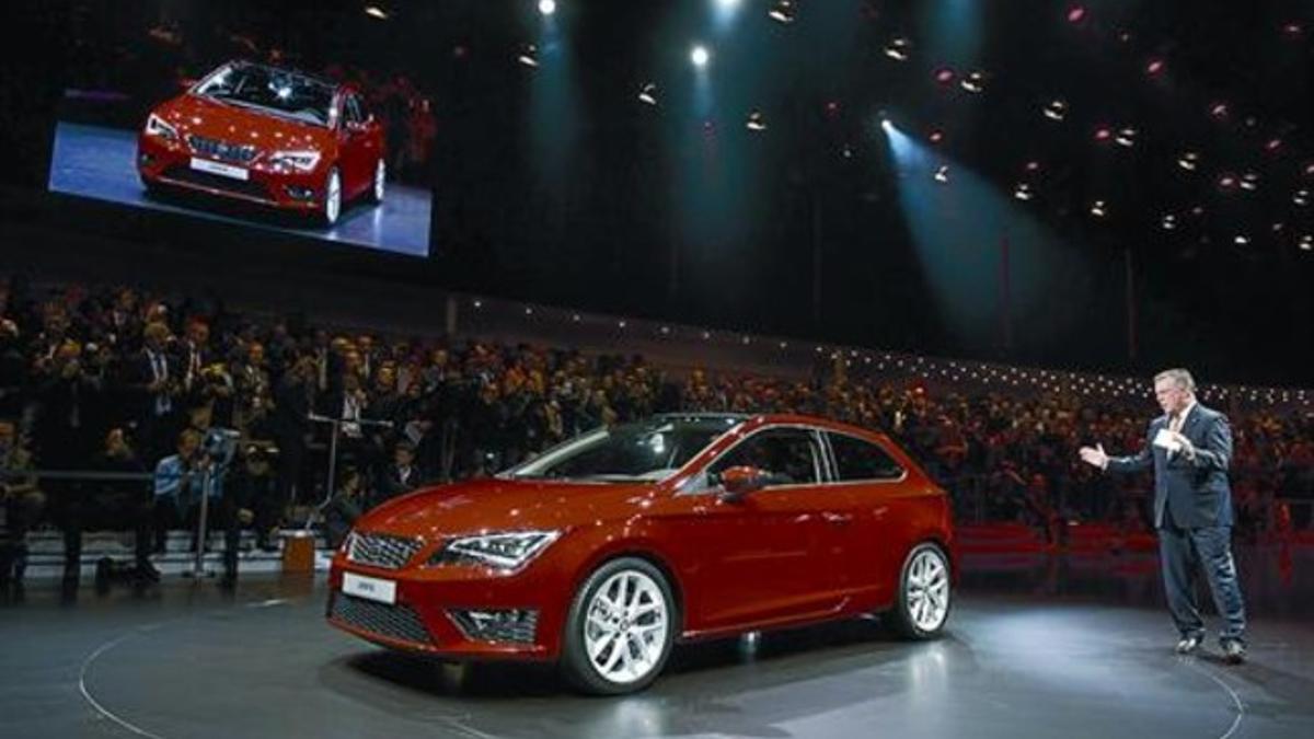 El presidente de Seat, James Muir, presenta el nuevo León cupé de tres puertas ayer en Ginebra.