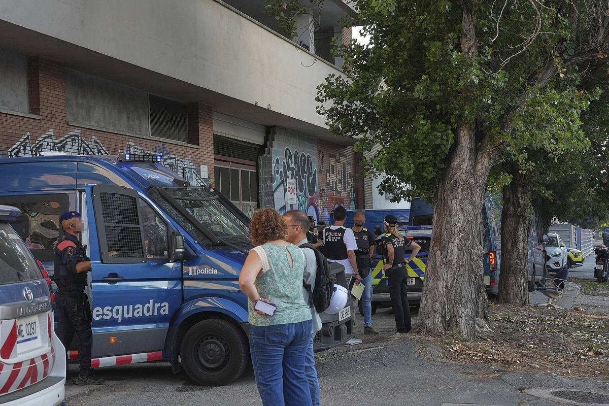 Les imatges del desallotjament de les persones sense llar a l'antiga fàbrica Simon