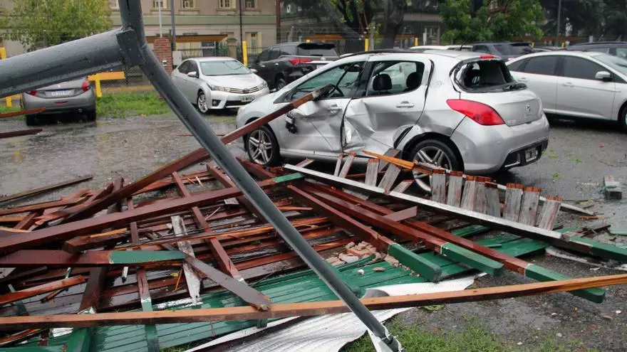 Al menos 13 muertos al hundirse el techo de un pabellón por el temporal en Argentina