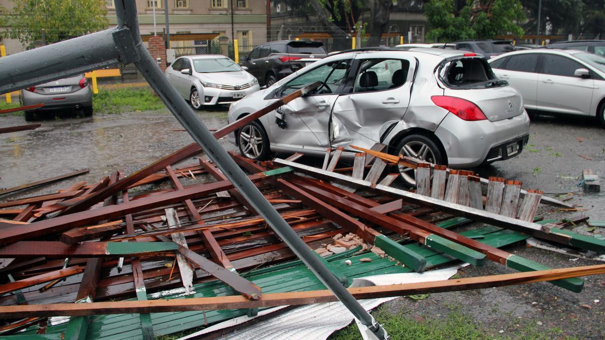 Destrozos causados por el paso de una tormenta en Buenos Aires, Argentina.