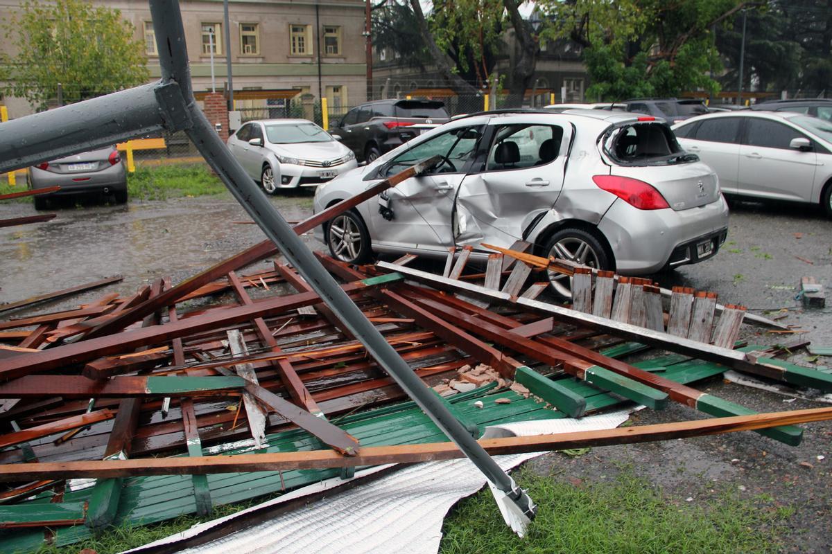 Al menos 13 muertos al hundirse el techo de un pabellón por el temporal en Argentina