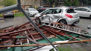 Archivo - destrozos causados por el paso de una tormenta en Buenos Aires, Argentina