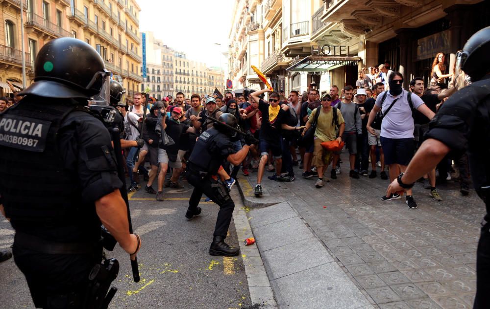 Choques entre independentistas y mossos en Barcelona