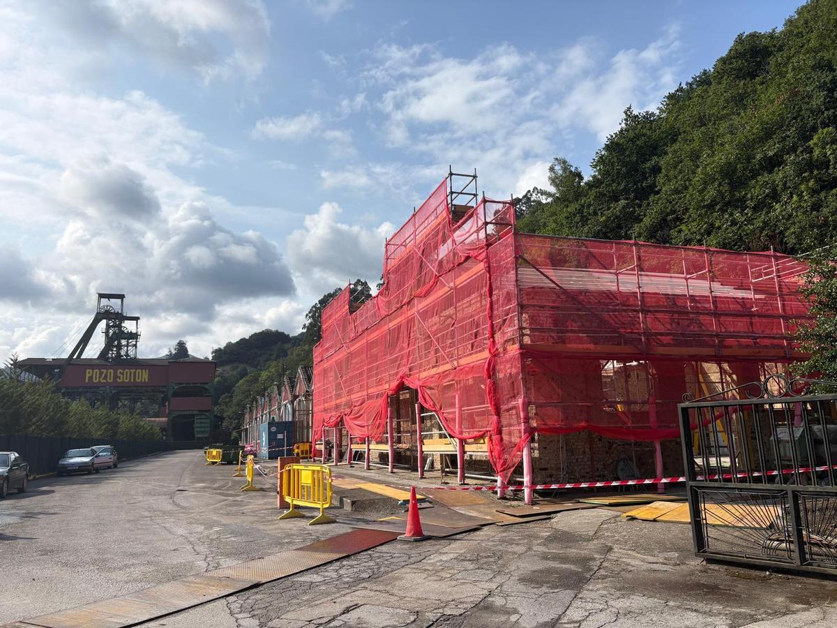 Obras del nuevo centro de recepción de visitantes del Valle del Nalón en el Pozo Sotón
