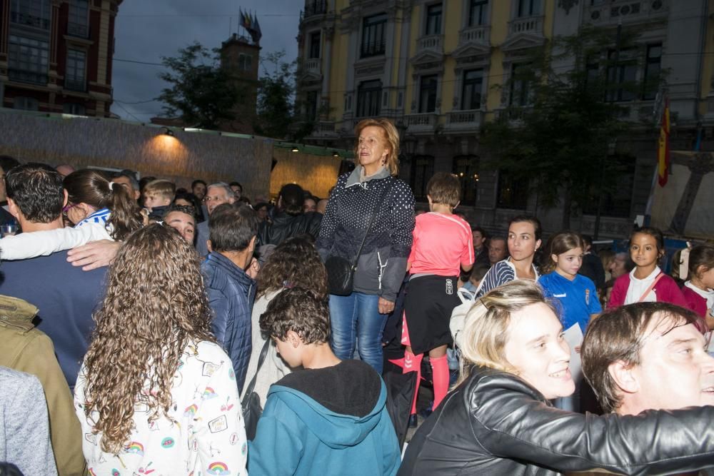 Jugadores del Real Oviedo visitan el chiringuito de la APARO en San Mateo