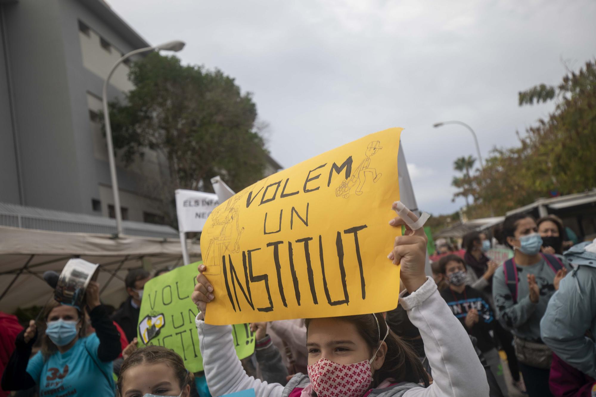 Más de 200 personas se manifiestan para exigir un instituto en Son Ferriol