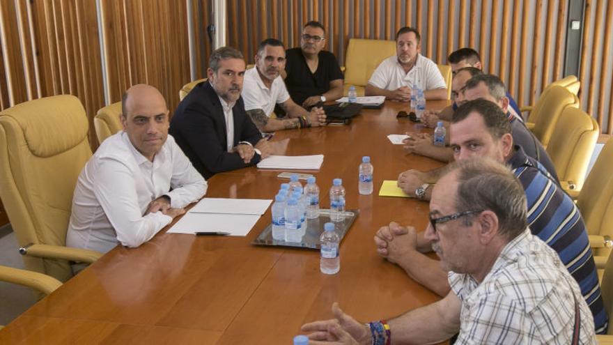 Un instante de la reunión de hoy entre el alcalde y el comité de empresa de UTE Alicante