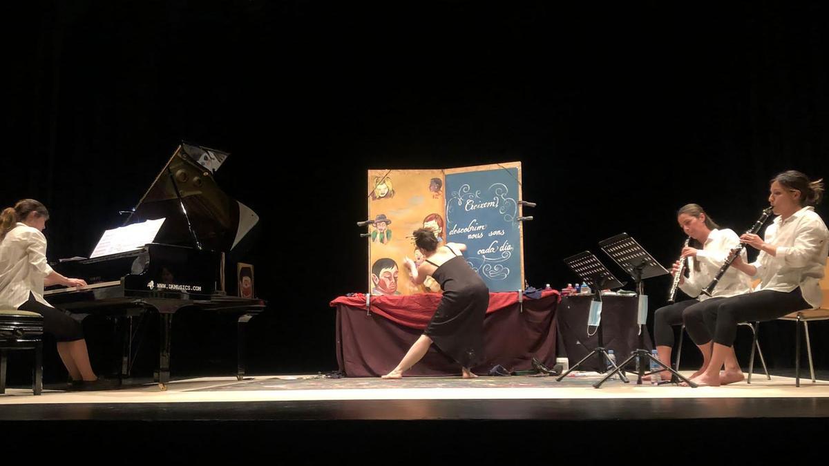 Anna Albert, Raquel Monforte, Nuria Albella y Ana Beltrán, en el escenario.