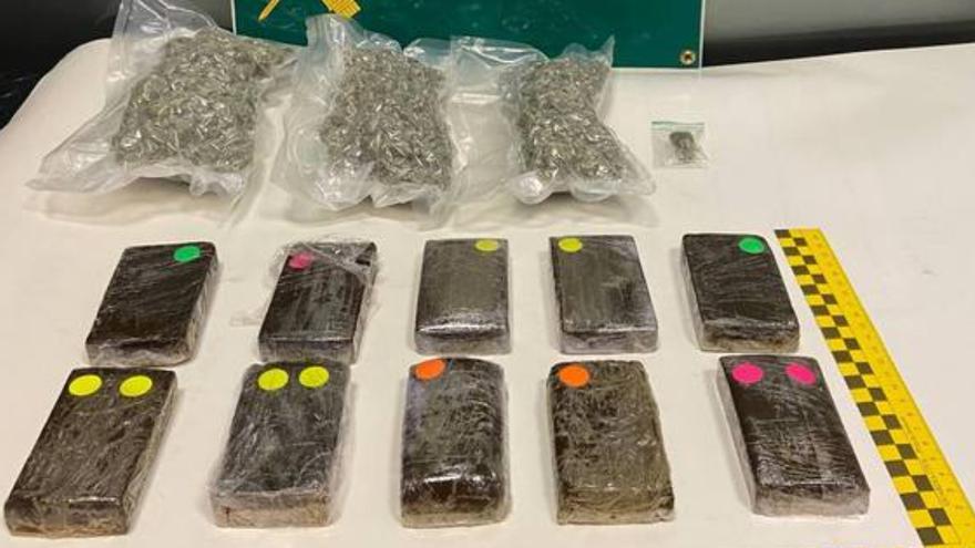 Incautan un kilo de hachís y medio marihuana en el aeropuerto de Fuerteventura