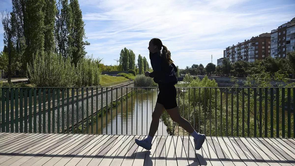 Una vianant passeja en un dia assolellat