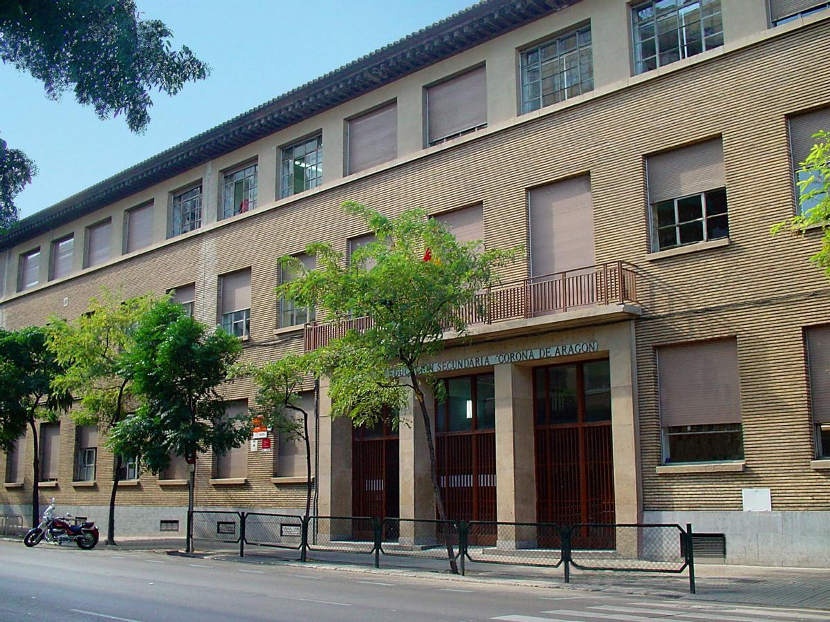 Fachada del Centro Público de Formación Profesional Corona de Aragón, en Zaragoza.