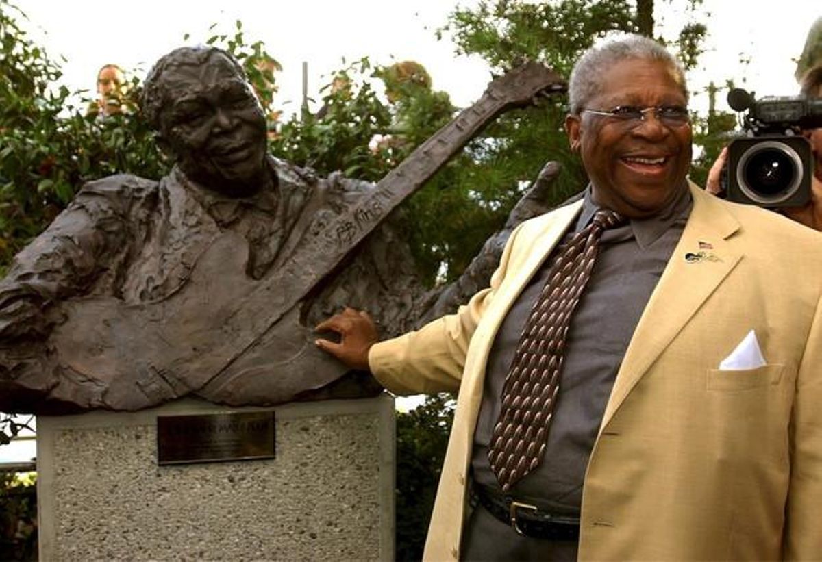 El rei del blues posa amb una estàtua dedicada a la seva figura, el juliol del 2002 a Montreux (Suïssa), durant el festival de jazz de la localitat.