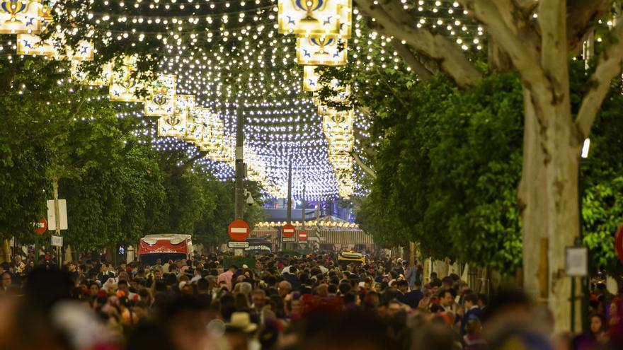 Lluvia de ‘estrellas fugaces’ para despedir una Feria de Sevilla que puede cambiar de formato