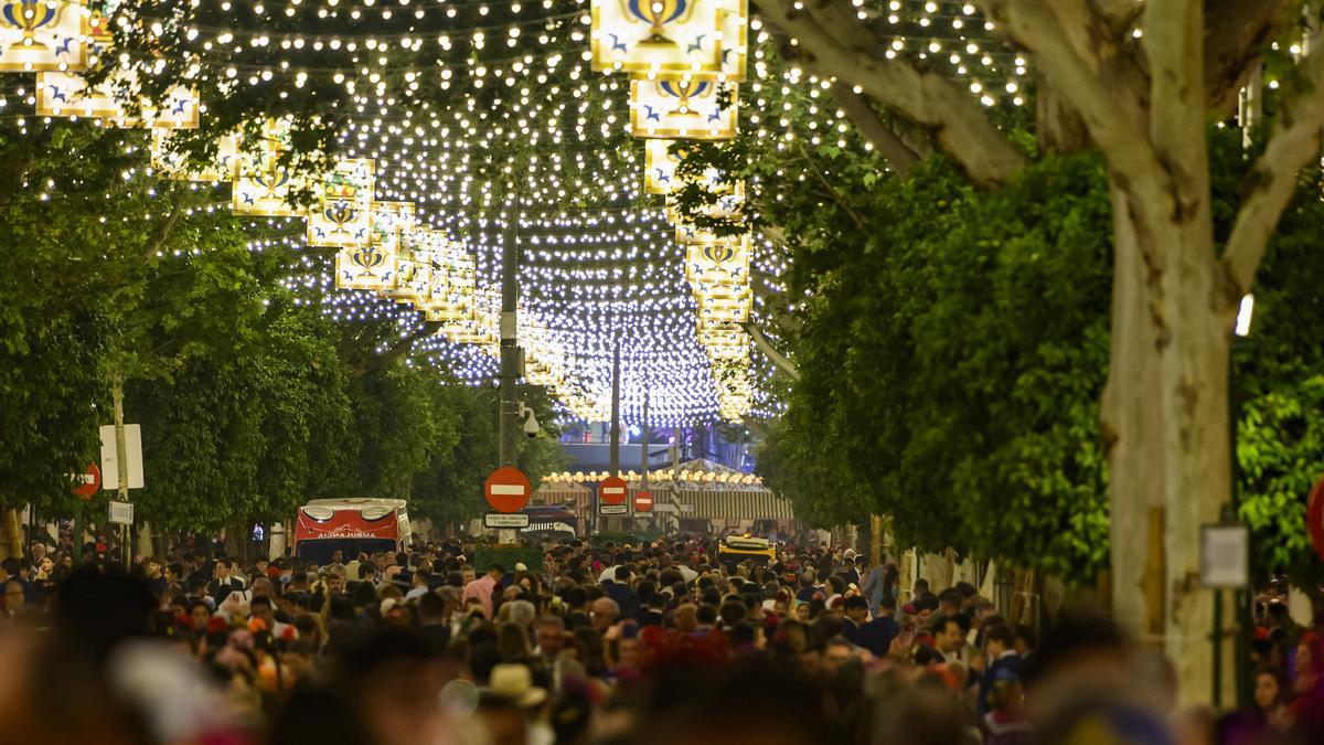 Una de las calles del Real de la Feria de Abril de Sevilla.
