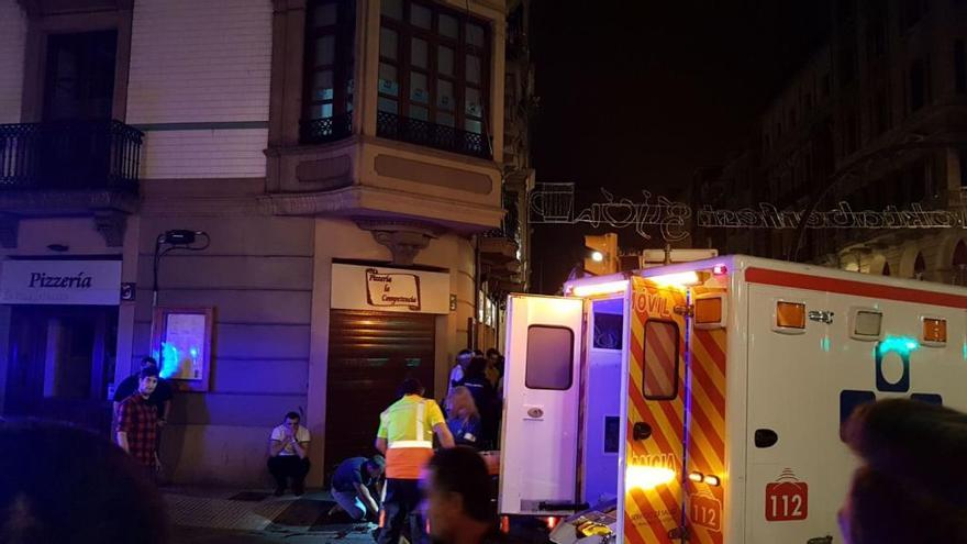 La ambulancia atiende a la víctima de la brutal paliza en la confluencia de las calles Felipe Menéndez y Marqués de San Esteban.