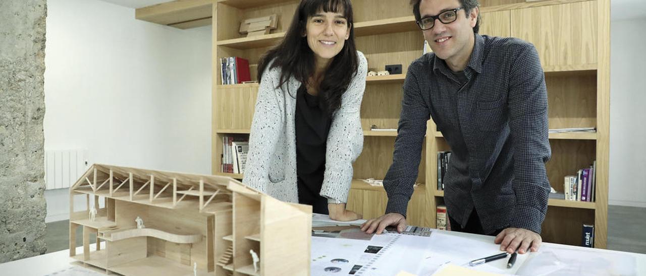 Salomé Fernández Liste y Eloy Cambón en su estudio SE (A) en Santiago. | xoán álvarez