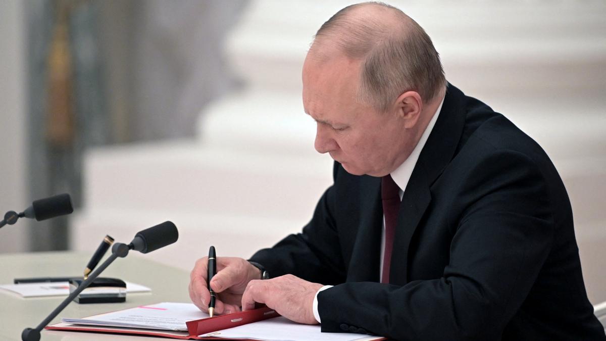 Putin firma el reconeixement de Rússia a les dues regions de Donetsk i Lugansk