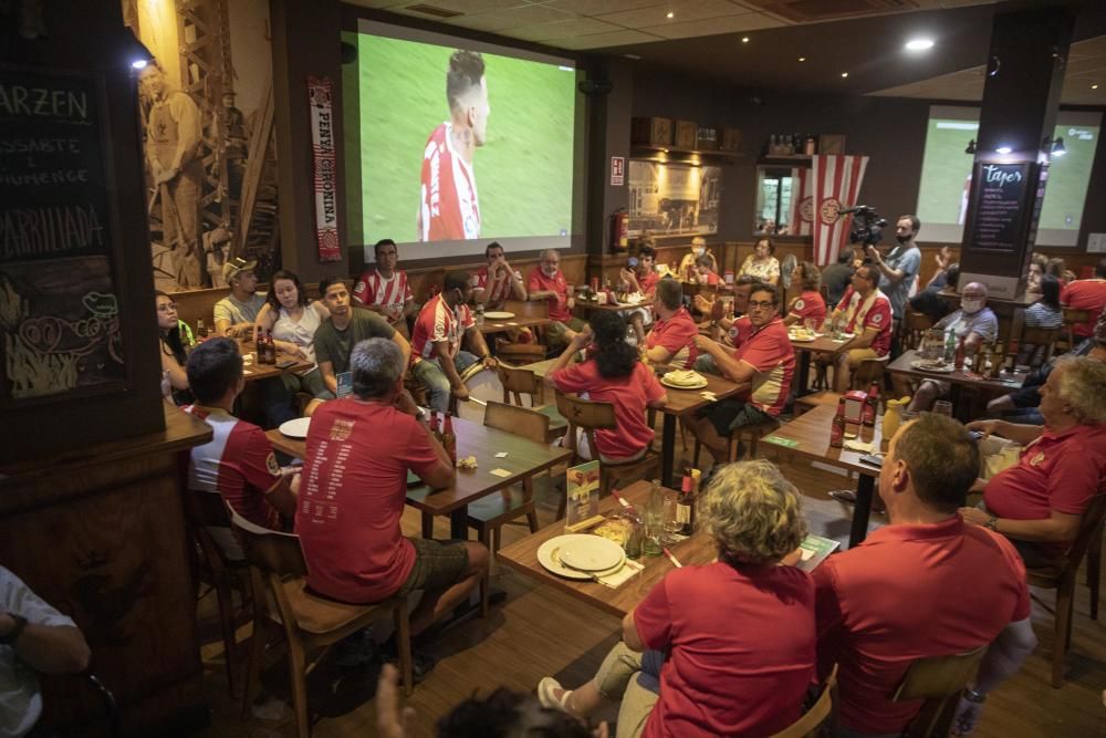 L'afició del Girona viu lluny de Montilivi la decepció.