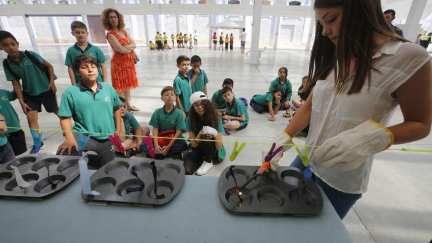 Estudiantes de dos colegios de Alicante aprenden a manejar la pólvora de forma segura