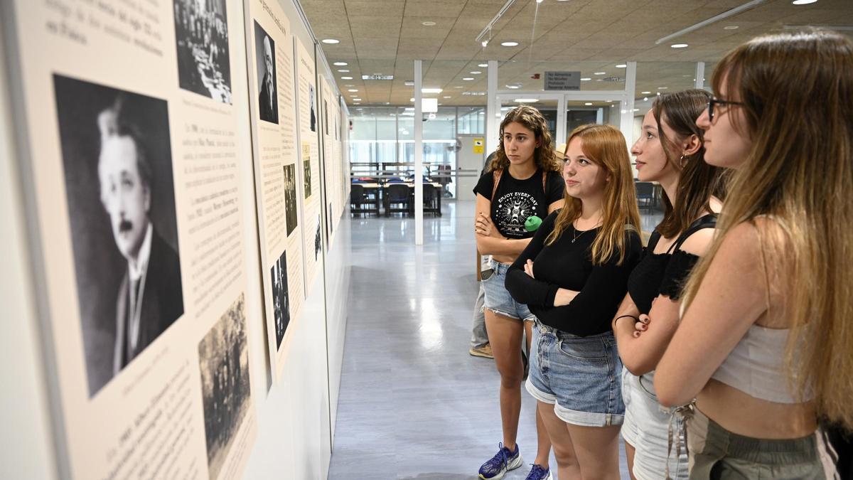 Estudiantes de la UMU, visitando la exposición.