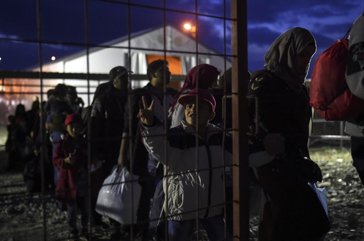 Refugiados dejan el campo de registro para abordar un tren con destino a Serbia cerca de la ciudad de Gevgelija