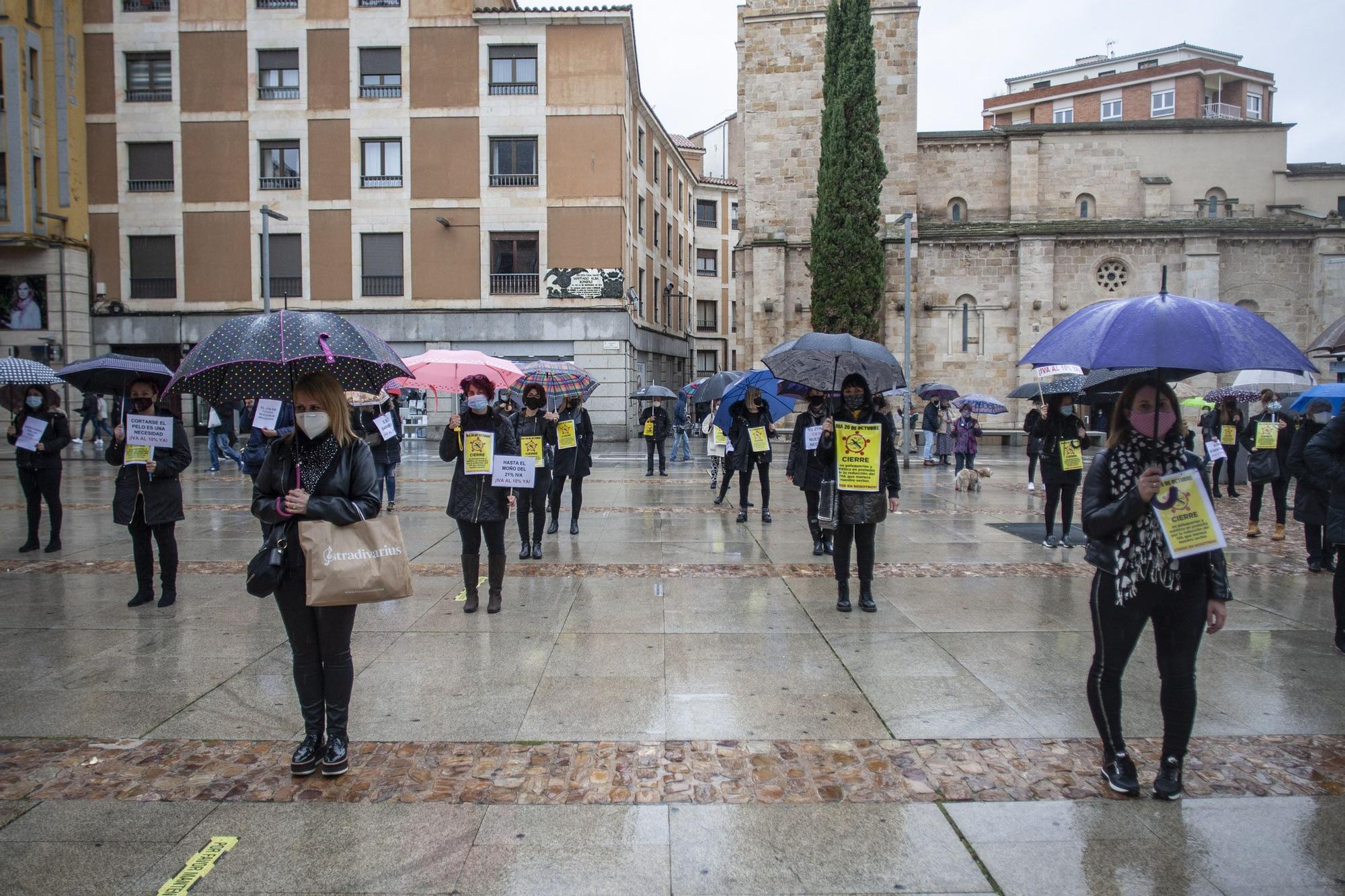 Concentración de las peluqueras de Zamora ante los efectos de la pandemia