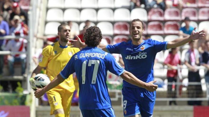 Soldado celebra con Guardado uno de sus goles.