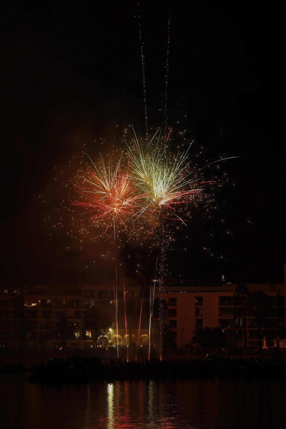Mira aquí todas las fotos de los fuegos artificiales en ses Figueretes Mira aquí todas las fotos de los fuegos artificiales en ses Figueretes