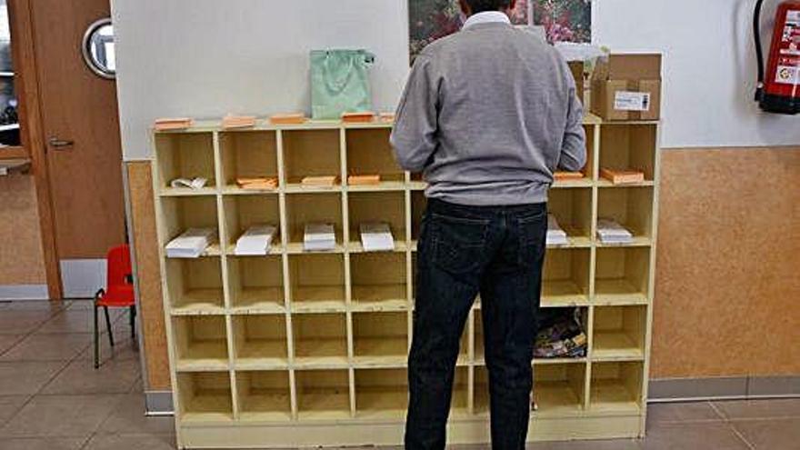 Un votante trata de decidir qué papeleta elegir en las pasadas elecciones.
