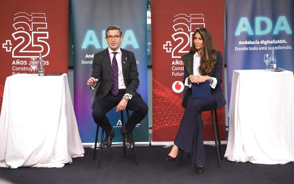 Jorge Paradela, consejero de Industria, Energía y Minas y Teresa Llamas, directora de sector público de Vodafone Empresas