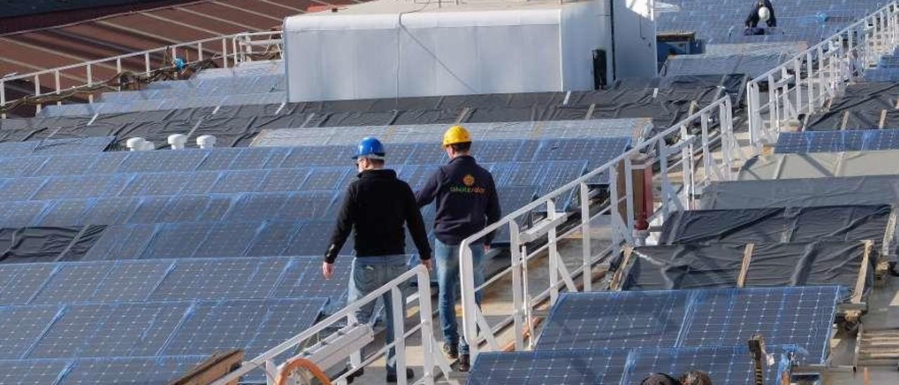 Montaje de una instalación fotovoltaica con estructuras proporcionadas por la firma avilesina Alusin.