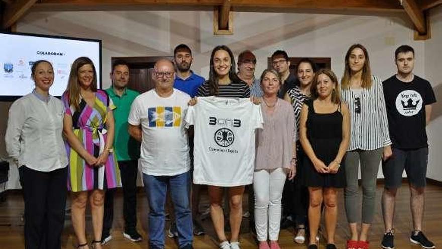 Foto de familia de la presentación del 3on3 Carneiro ó Espeto. // FDV