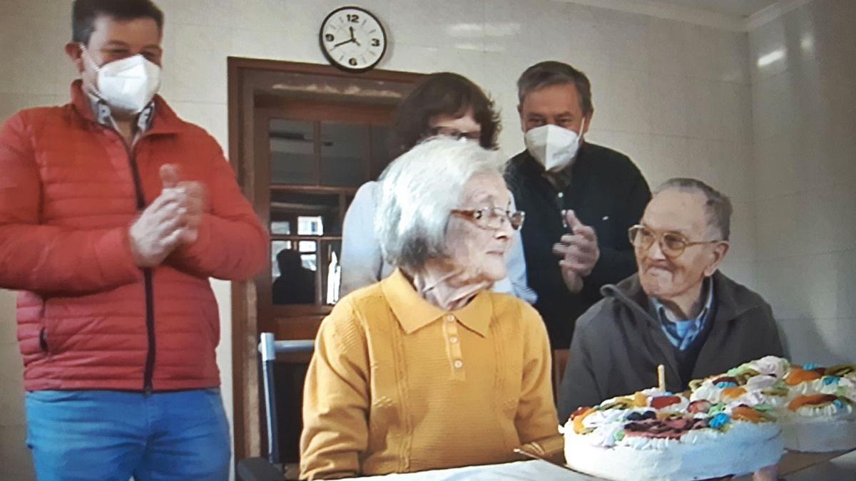 Carmen Varela y Luis Varela celebraron sus 65 años de casados con sus tres hijos: Alberto, Ana y José Luis.