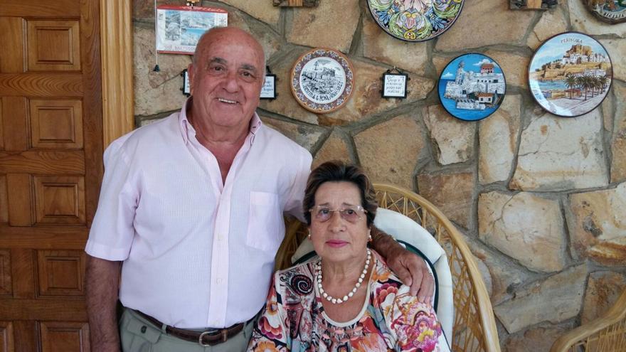 A la izquierda, un momento de la fiesta de celebración del 50 aniversario del restaurante Peamar. A la derecha, el actual gerente, Pedro Vara de la Iglesia, y sus empleados.| Araceli Saavedra