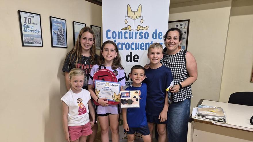 Concurso de Microcuentos: Los premiados recogen sus diplomas y regalos