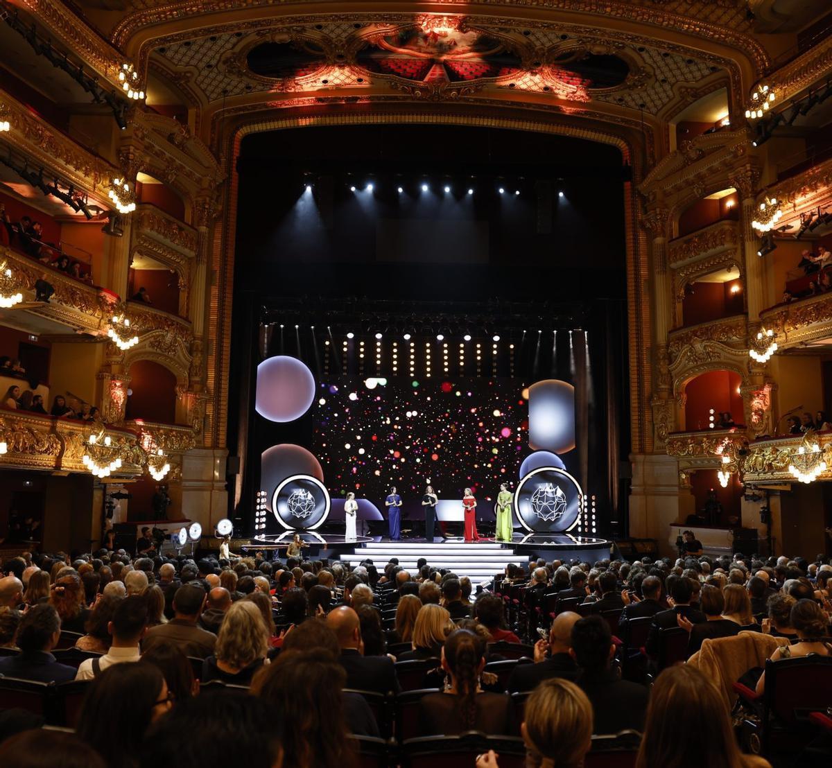 La banyolina Claudia Cedó rep el premi a millor curt per «De Sucre» durant la gala d’anit a Barcelona. | TONI ALBIR/EFE