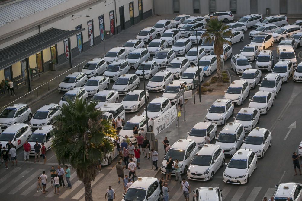 La huelga indefinida continúa: turistas cargados de maletas sin taxi en Alicante.