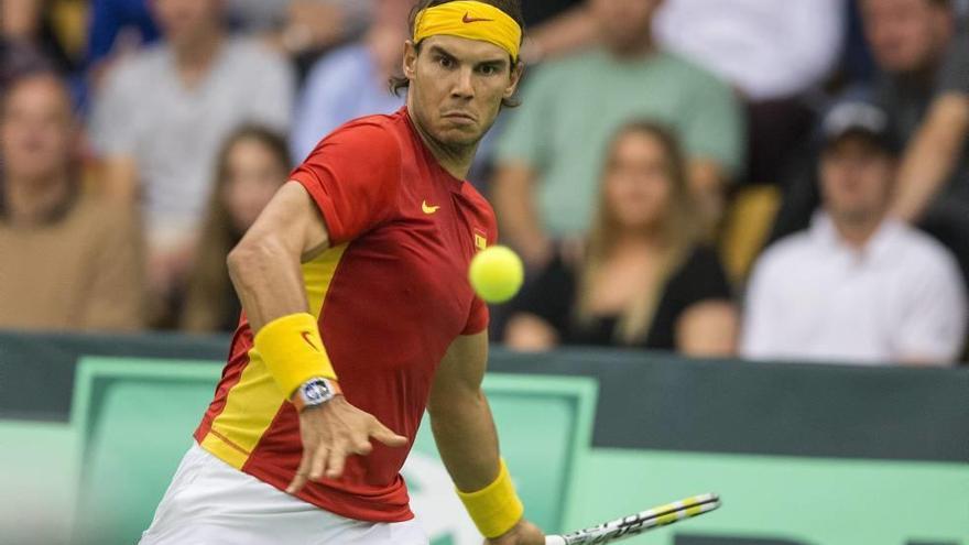 Rafel Nadal devuelve la pelota en su partido de ayer frente al danés Mikael Torpegaard.