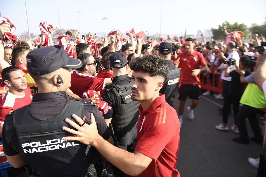 Recibimiento de la afición al Real Murcia antes del partido ante el Nástic