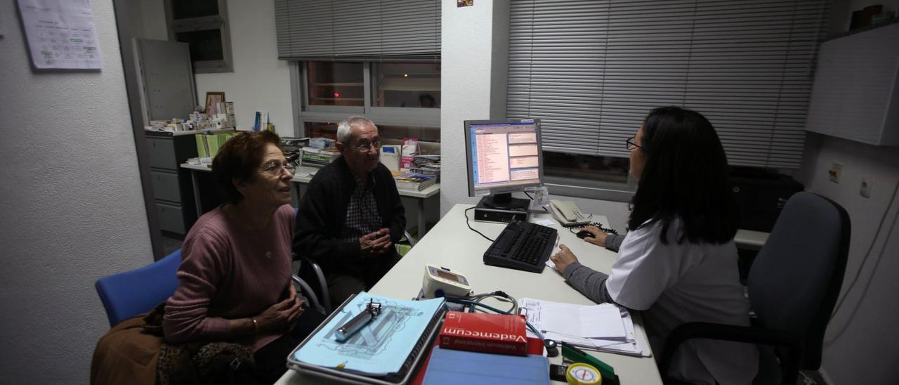 Imagen de una consulta vespertina que este Govern recuperó al inicio de su mandato y que los médicos piden ahora que se concentren. | GUILLEM BOSCH