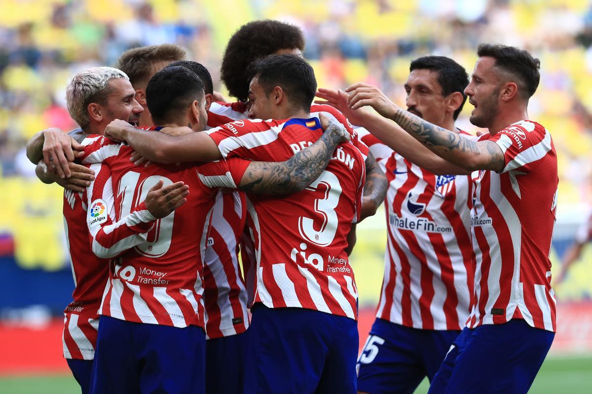 VILLARREAL, 04/06/2023.- Los jugadores del Atlético de Madrid celebran el gol de Ángel Correa, primero del equipo, durante el partido de la última jornada de Liga que Villarreal y Atlético de Madrid juegan hoy domingo en el estadio de La Cerámica. EFE/ Doménech Castelló