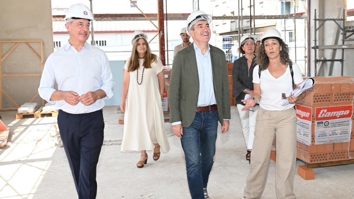 El conselleiro, acompañado del alcalde, supervisó las obras de ampliación del colegio Rosalía de Castro, en O Grove.