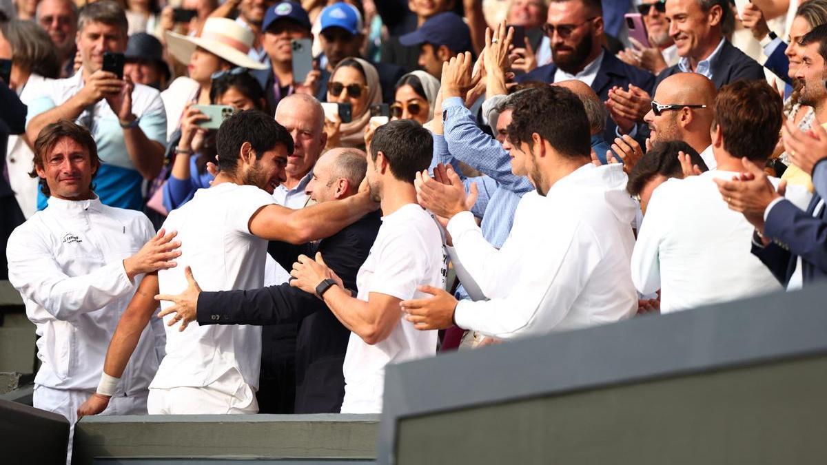 Juan Carlos Ferrero, a la izquierda de la imagen, entre lágrimas de emoción