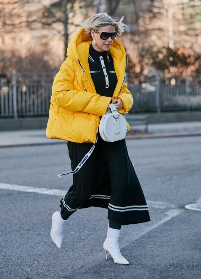 Street style Nueva York, plumas amarillo yema