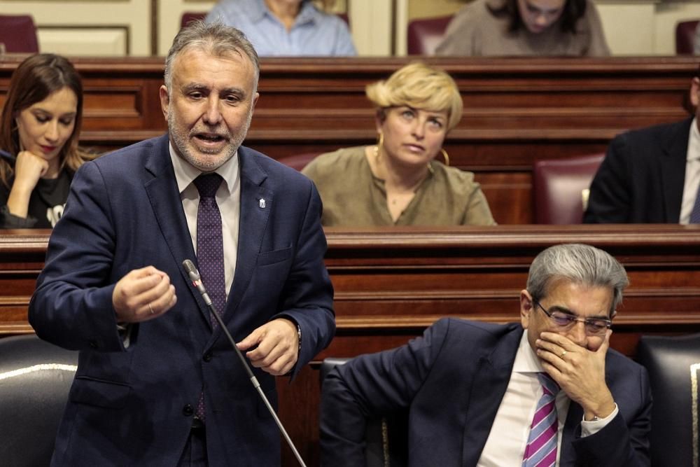 Pleno en el Parlamento de Canarias.