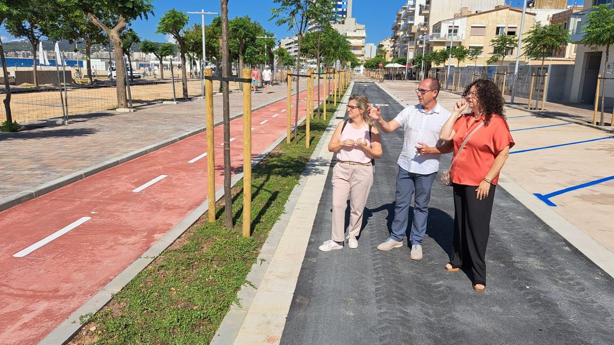 alcalde de Palamós, Lluís Puig, amb la primera i segona tinentes d'alcalde, Raquel Gallego i Maria Puig, en el nou tram del passeig del Mar obert a l'ús públic.