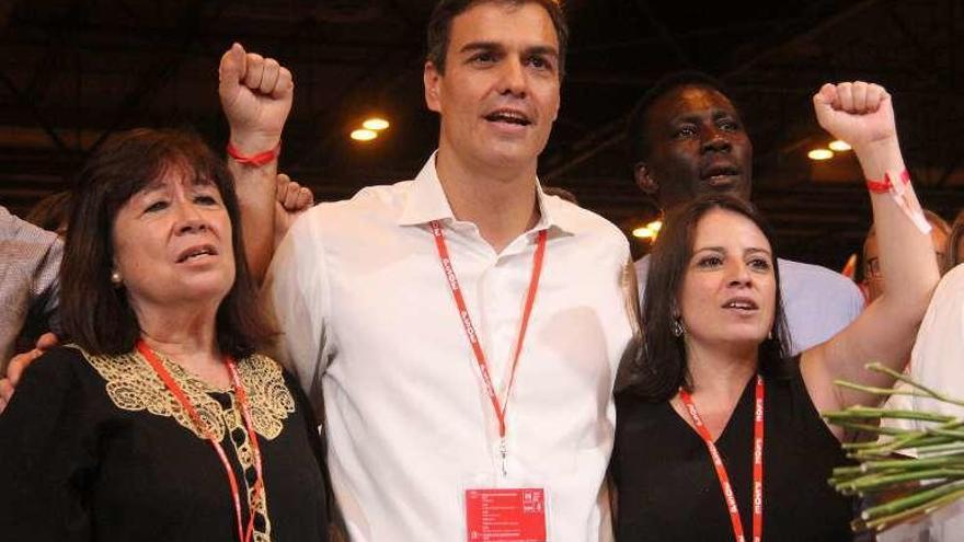 Sánchez, cantando la Internacional junto a la número 2 del PSOE, Adriana Lastra, y la presidenta socialista, Cristina Narbona. // Modempress
